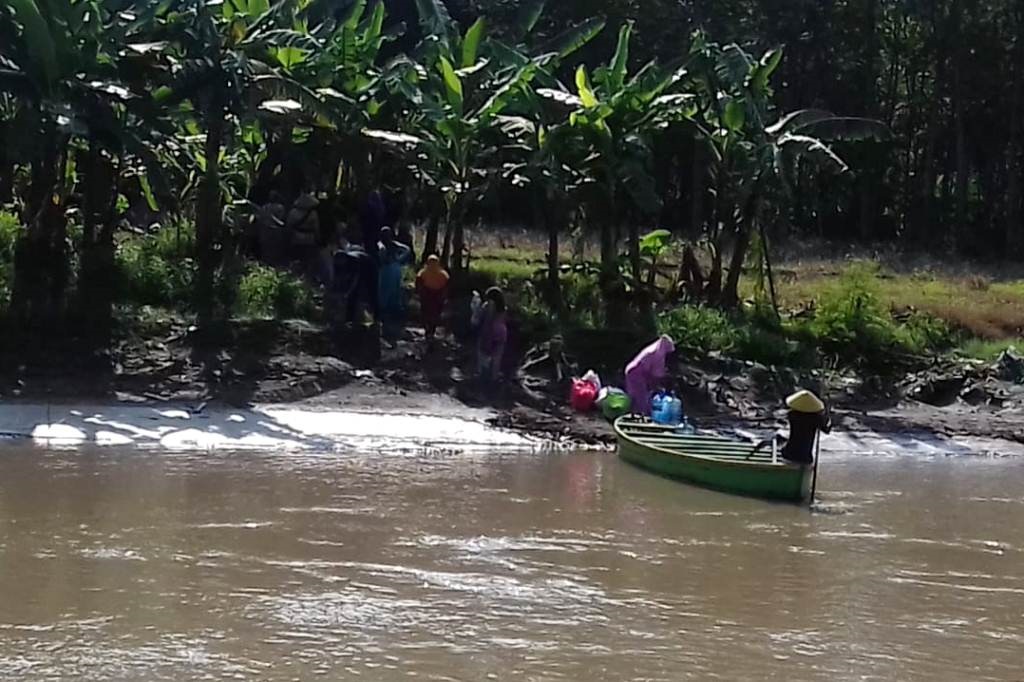 Debit Aliran Sungai Pemali Meningkat, Warga Desa Kalinusu Gunakan Perahu Penyeberangan