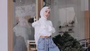 Inspirasi Model Blouse Ruffle Wanita Hijab 2025, Yang Cocok Dipakai Untuk Segala Acara
