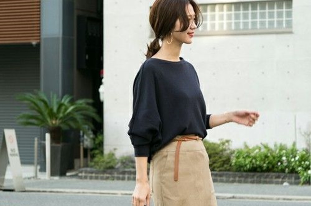 Perpaduan Rok Khaki dengan Berbagai Warna Baju, Ciptakan Outfit Menarik dan Seimbang