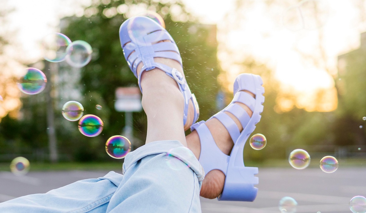 5 Model Sepatu Sandal Cocok untuk Orang dengan Kaki Lebar, Nyaman dan Kece Setiap Saat