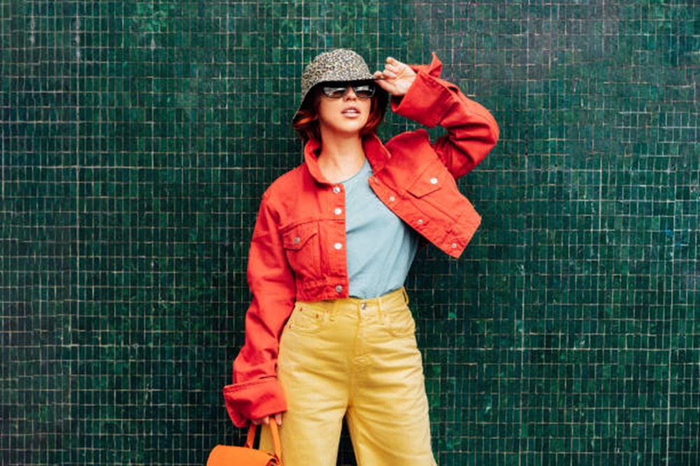 Tampil Beda Lebih Fresh dengan Inspirasi Outfit Colorful yang Menarik, Cek Disini