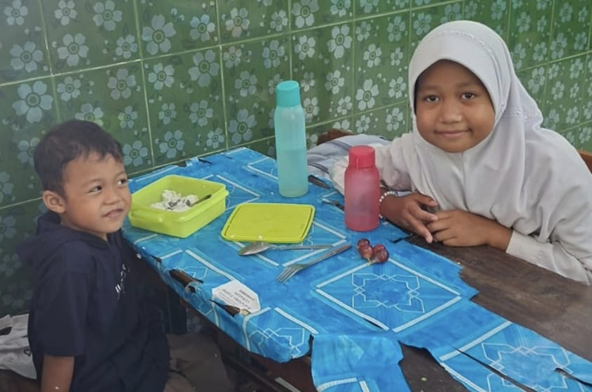 Kisah AR, Siswi SD Kulon Progo yang Sekolah Sambil Mengasuh Adik