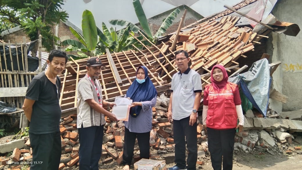 PMI Kabupaten Tegal Bantu Korban Rumah Roboh di Trayeman