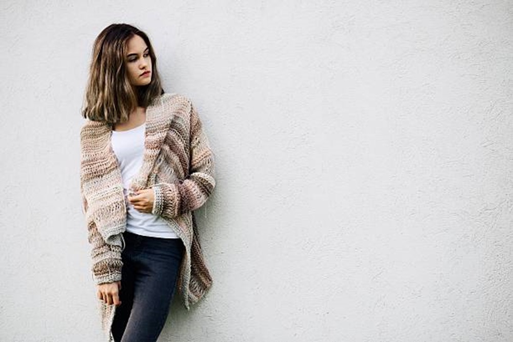 7 Jenis Bawahan yang Cocok dengan Cardigan Rajut Wanita, OOTD Manis dan Cantik