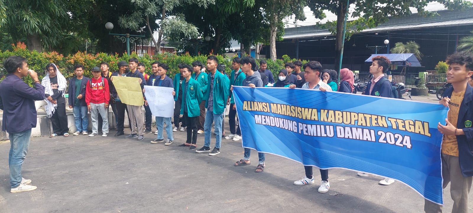 Suarakan Pemilu Damai, Aliansi Mahasiswa Kabupaten Tegal Aksi Turun ke Jalan