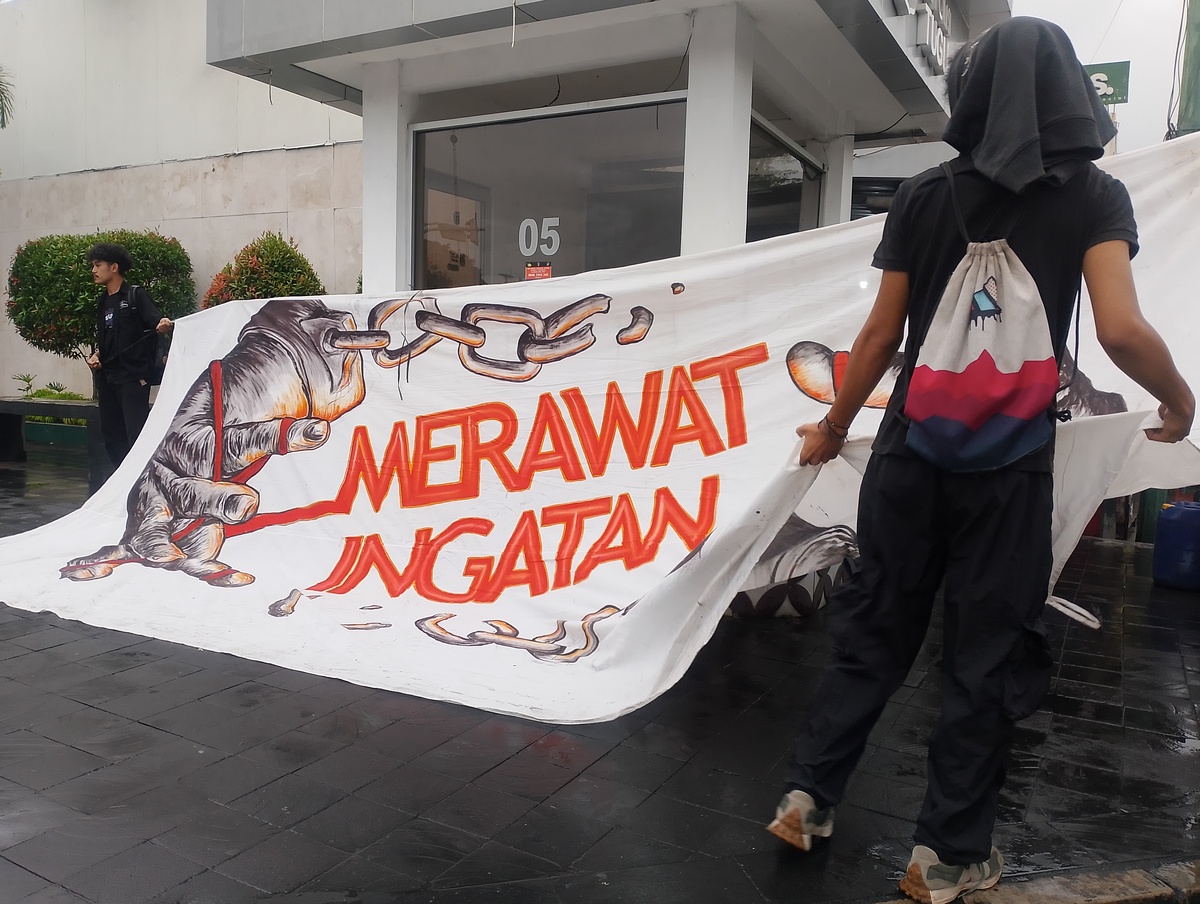 Hujan Tak Surutkan Mahasiswa Jogja Memanggil, Tolak Soeharto Pahlawan dan Revisi KUHAP