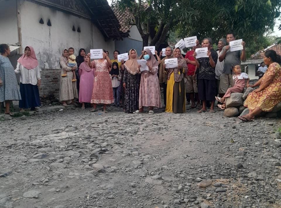 Jalan Rusak Parah dan Merasa Dianaktirikan, Warga Tantang Bupati Hingga DPRD Brebes Datang ke Desa Kamal