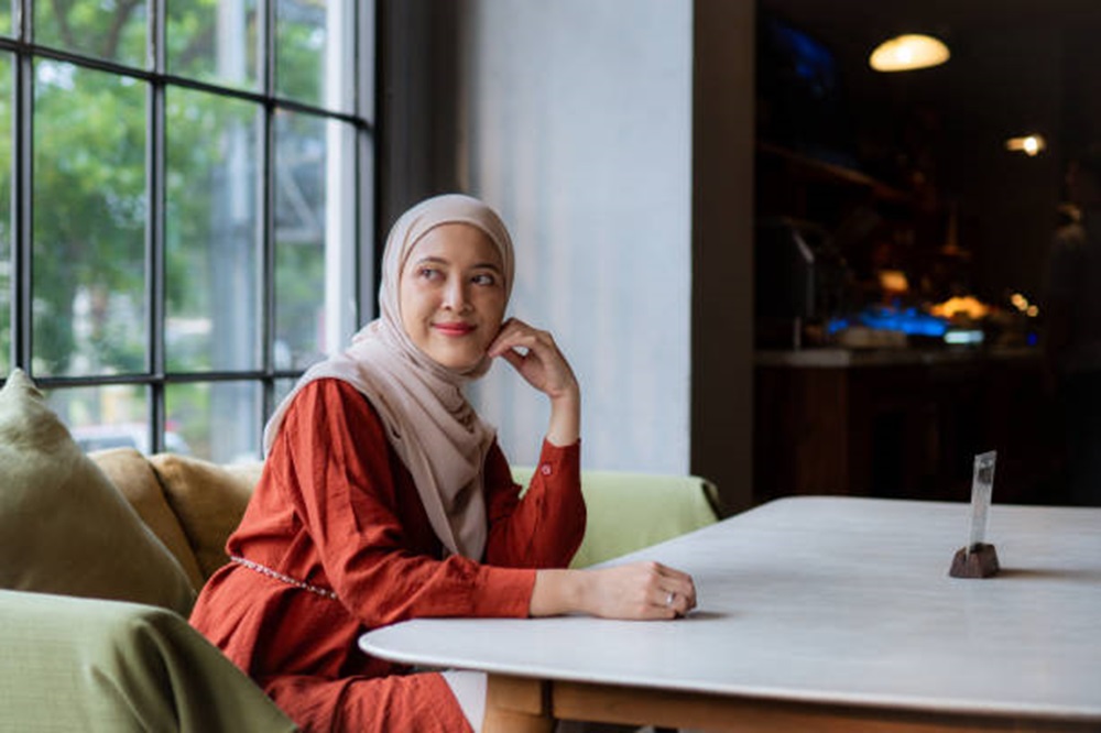 6 Model Tunik Polos Bahan Satin yang Stylish, Pilihan Anggun untuk Hijabers