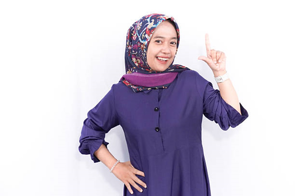 8 Warna Hijab yang Cocok dengan Baju Biru Dongker, Bikin Outfit Makin Stylish