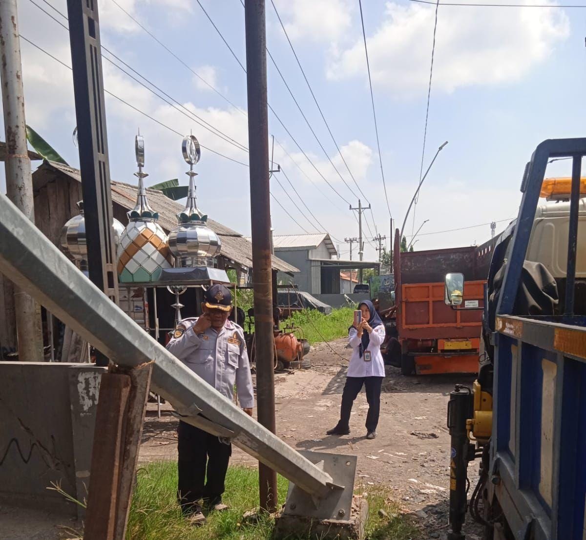 Ditabrak Truk Tronton, Tiang Lampu PJU di Jalan II Dukuhturi Tegal Ambruk