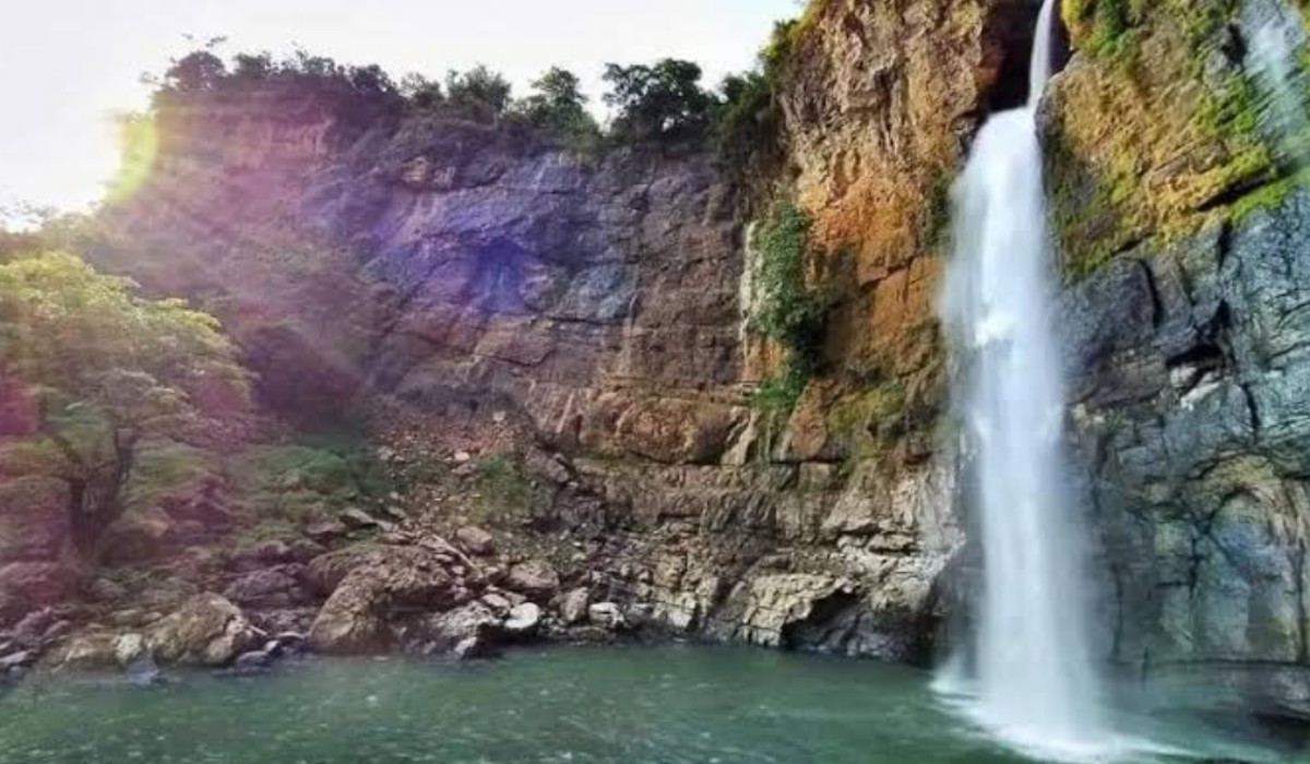 Wisata Terbaru 2024 Curug Cimarinjung: Daya Tarik, Tiket Masuk dan Fasilitas Lengkap