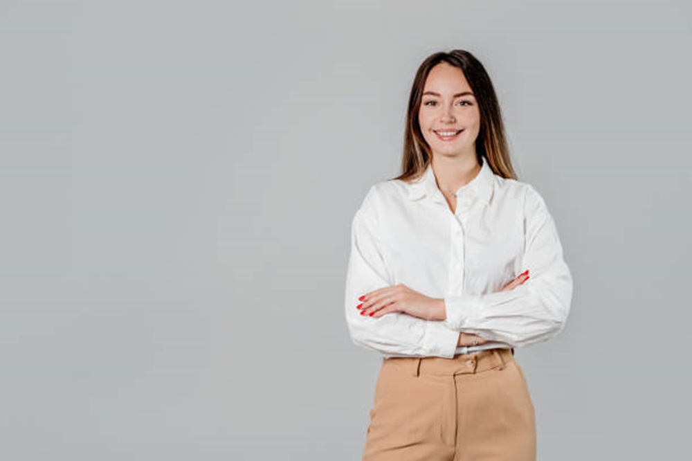 Tampil Anti Membosankan dengan Padu Padan Kemeja Putih Wanita yang Stylish, Cek Disini