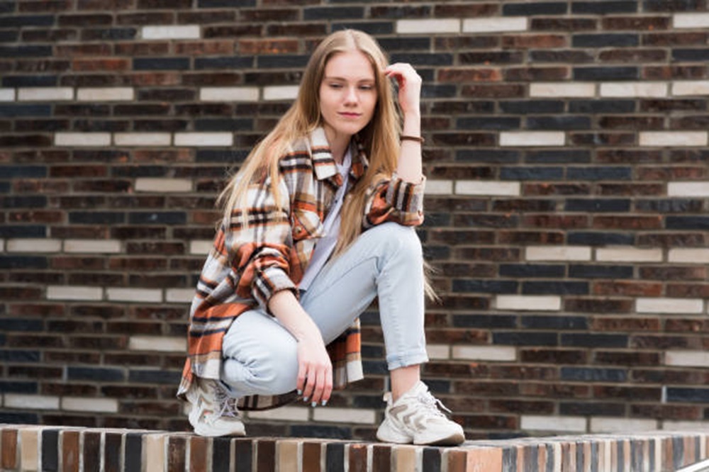 Gaya Simpel dan Trendi dengan OOTD Kemeja Kotak-kotak Wanita, Simak Inspirasinya Disini