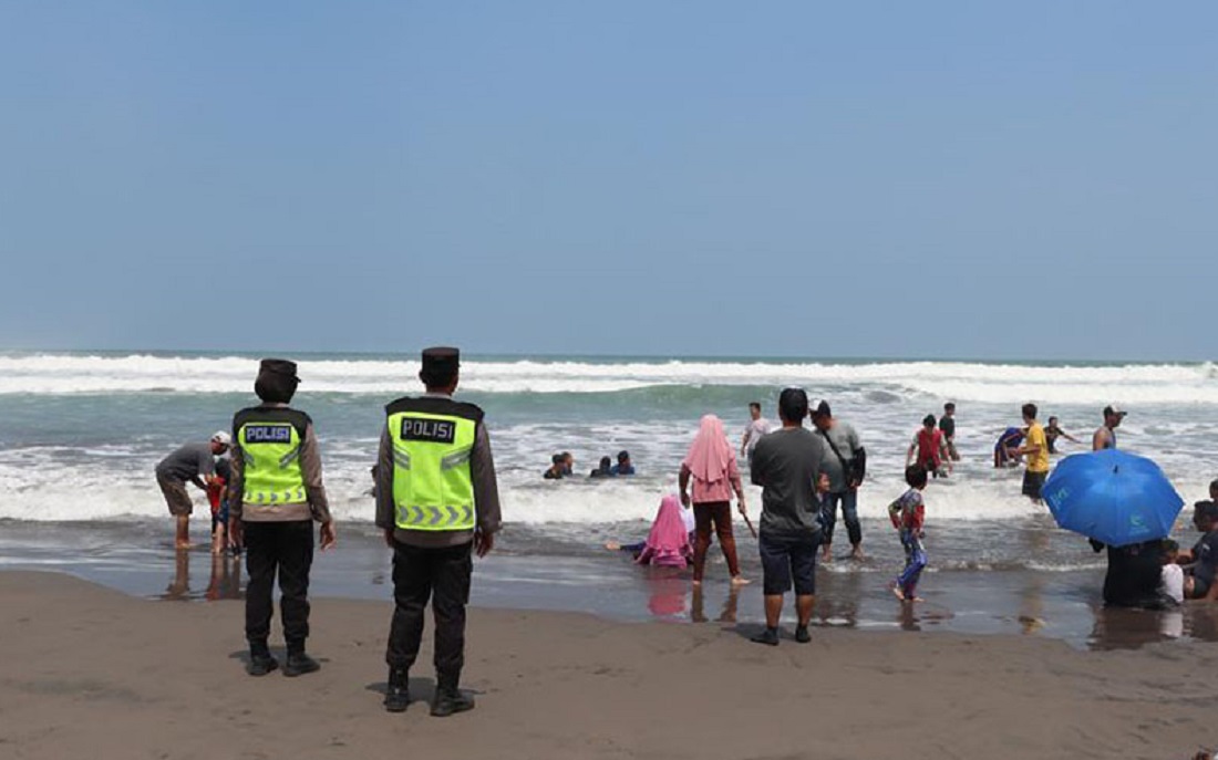Waspadai Palung, Wisatawan Pantai Selatan Dilarang Berenang