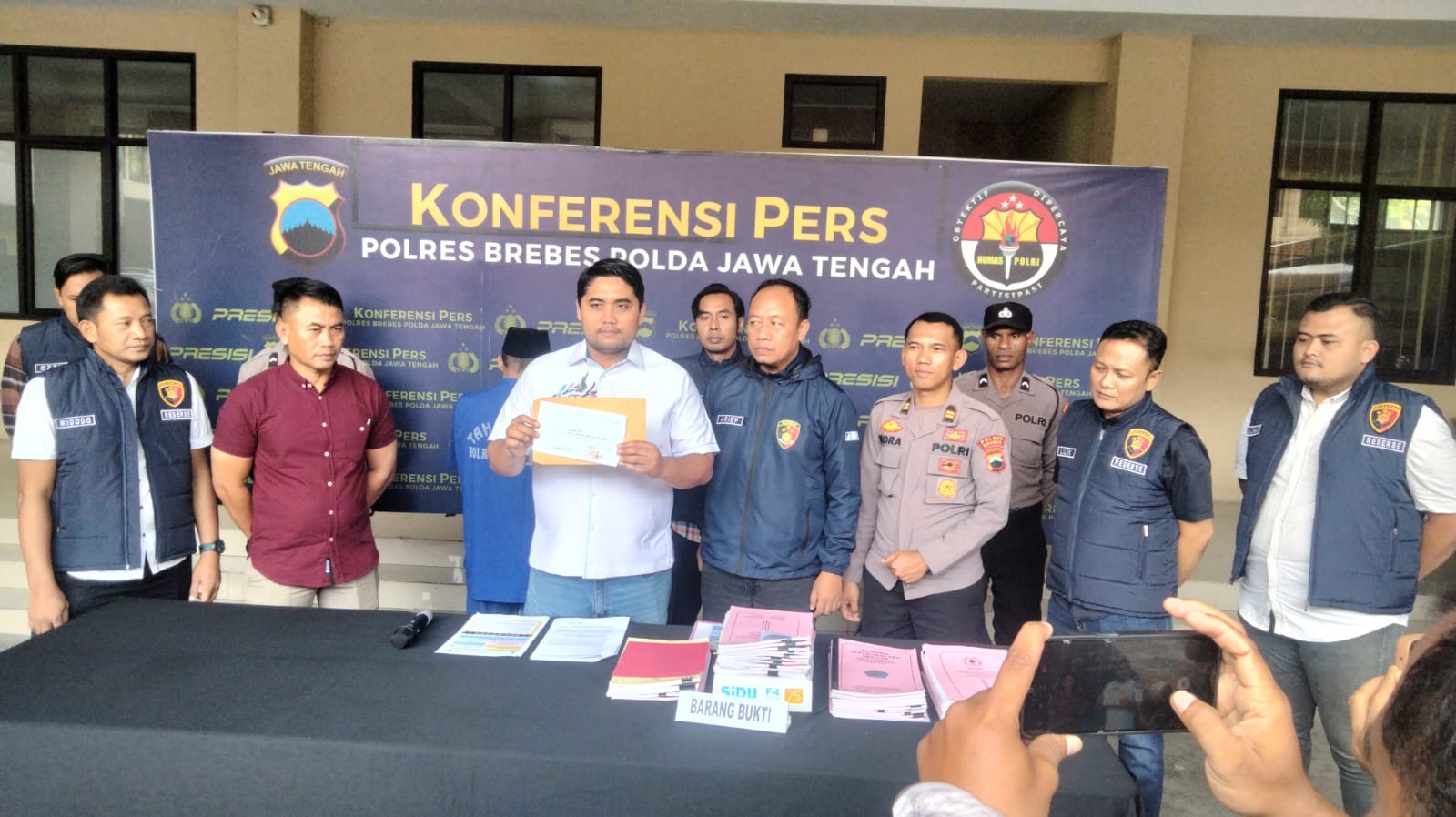 Korupsi Dana Desa Untuk Karaoke Hingga Kredit Mobil, Mantan Kades Kedungbokor Akhirnya Ditangkap Polisi