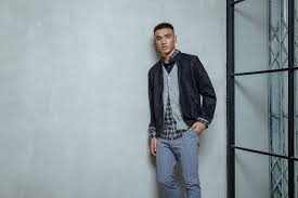 Padu Paduan Style Batik Dengan Jeans Untuk Pria, Untuk Look Kasual Ini Bikin Tampan