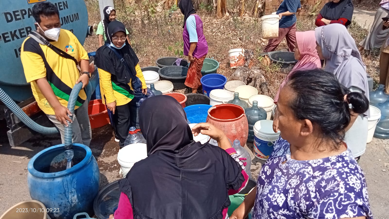 Lebakwangi Kabupaten Tegal Krisis Air Bersih, Warga Harus Jalan Kaki 1 Kilometer untuk Dapat Air