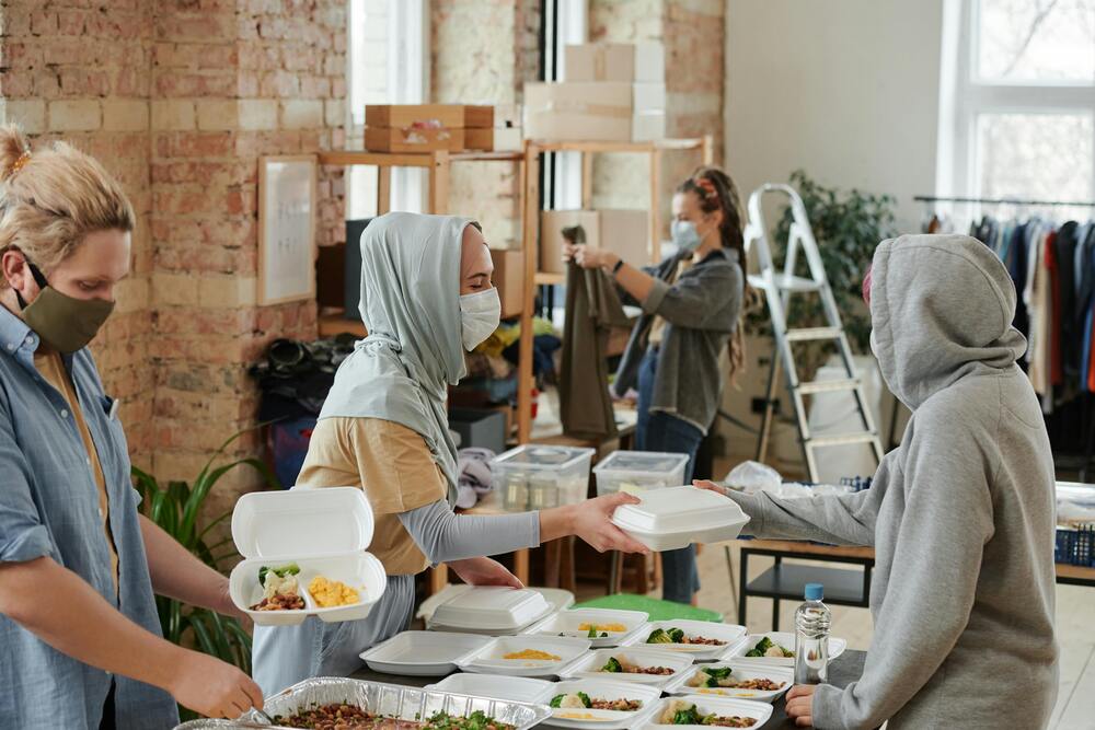 Apa Hukumnya Bagi Orang yang Berpuasa Memberikan Makanan Kepada Orang Lain untuk Berbuka Puasa? Penasaran?