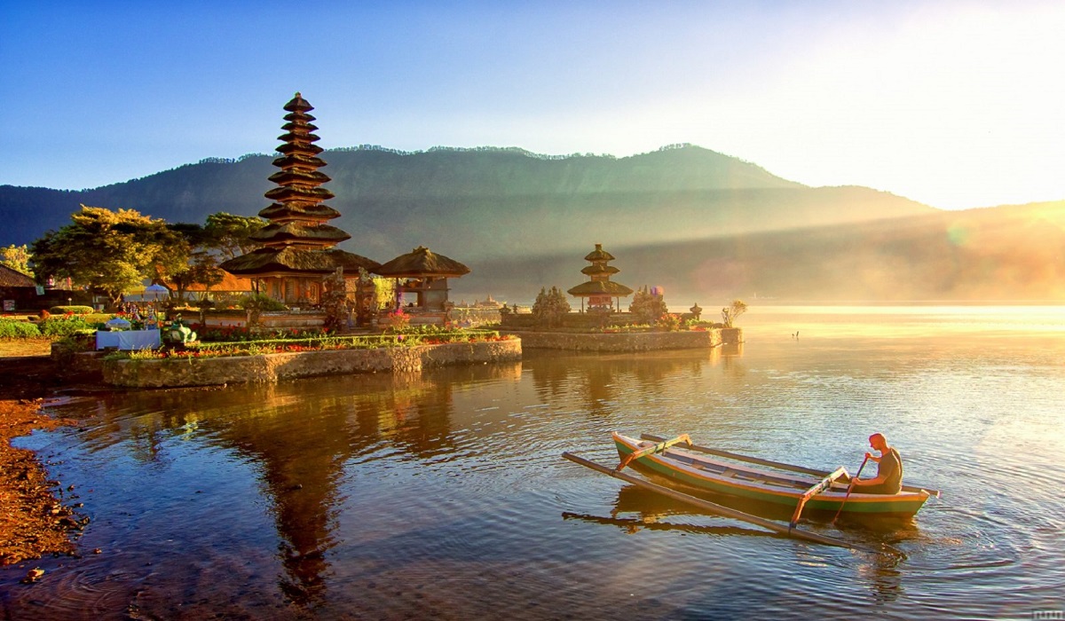 6 Destinasi Wisata Danau di Indonesia Tawarkan Panorama Indah nan Memukau, Cek Disini