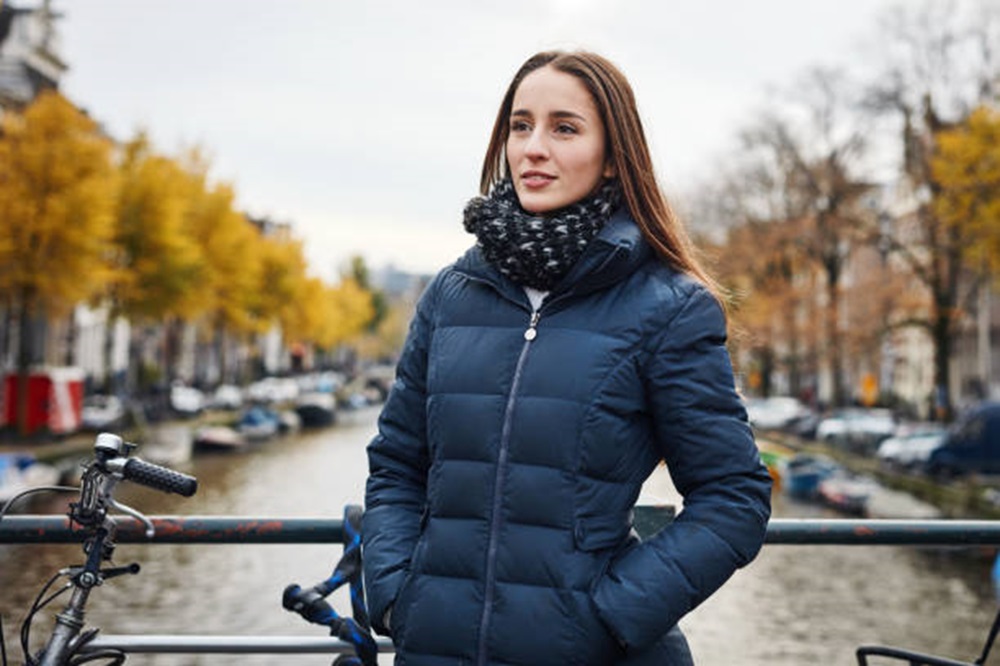 Ide Gaya Outfit Jaket Winter Jump Kekinian, Nyaman dan Kece untuk Liburan Musim Dingin