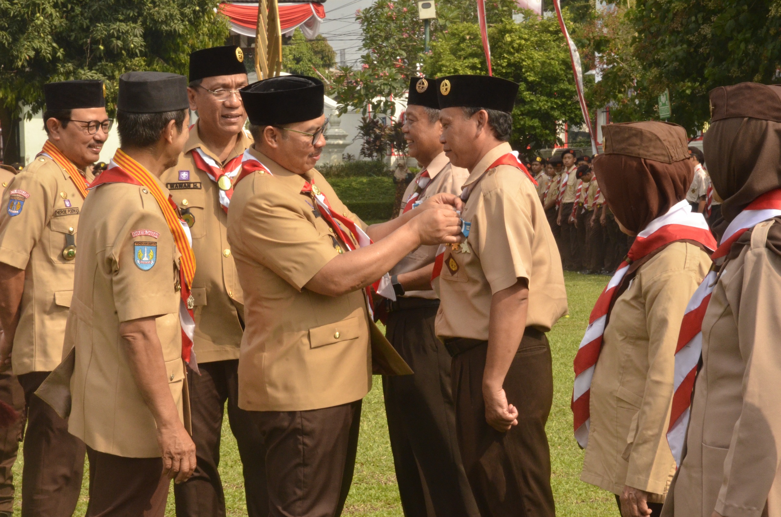 Wali Kota Hasto Berikan Penghargaan Lencana kepada Anggota Gerakan Pramuka, Ingatkan Insan Pancasila