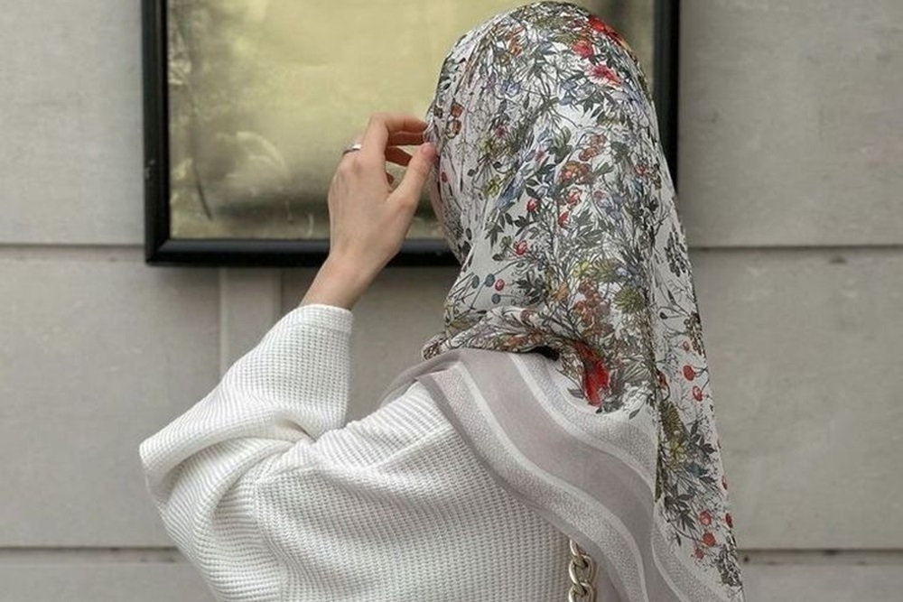 Cantik dan Nyaman, Inilah Rekomendasi Hijab Segi Empat Motif Branded Bagus untuk Wanita Muslimah