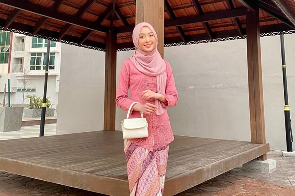 Ide Padu Padan Rok Plisket dengan Kebaya Pink, Kombinasi Cantik yang Sempurna