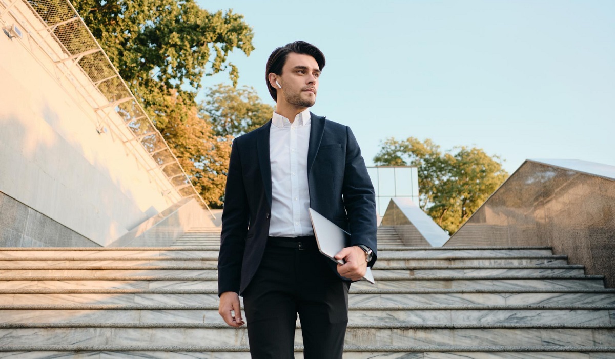 Gaya Busana yang Profesional, Simak 5 Inspirasi Office Outfit untuk Para Pria di Tahun 2025