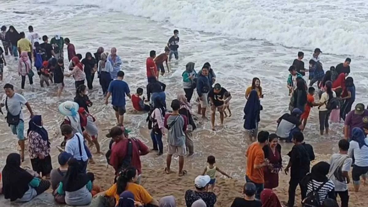 Gelombang Laut Tinggi, Wisatawan di Pantai Gunungkidul Kerap Tak Patuhi Imbauan Petugas