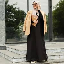 Inspirasi Gaya Busana Hijab Dengan Gamis Hitam, Bikin Tampil Elegan dan Syar'i Dalam Segala Kesempatan
