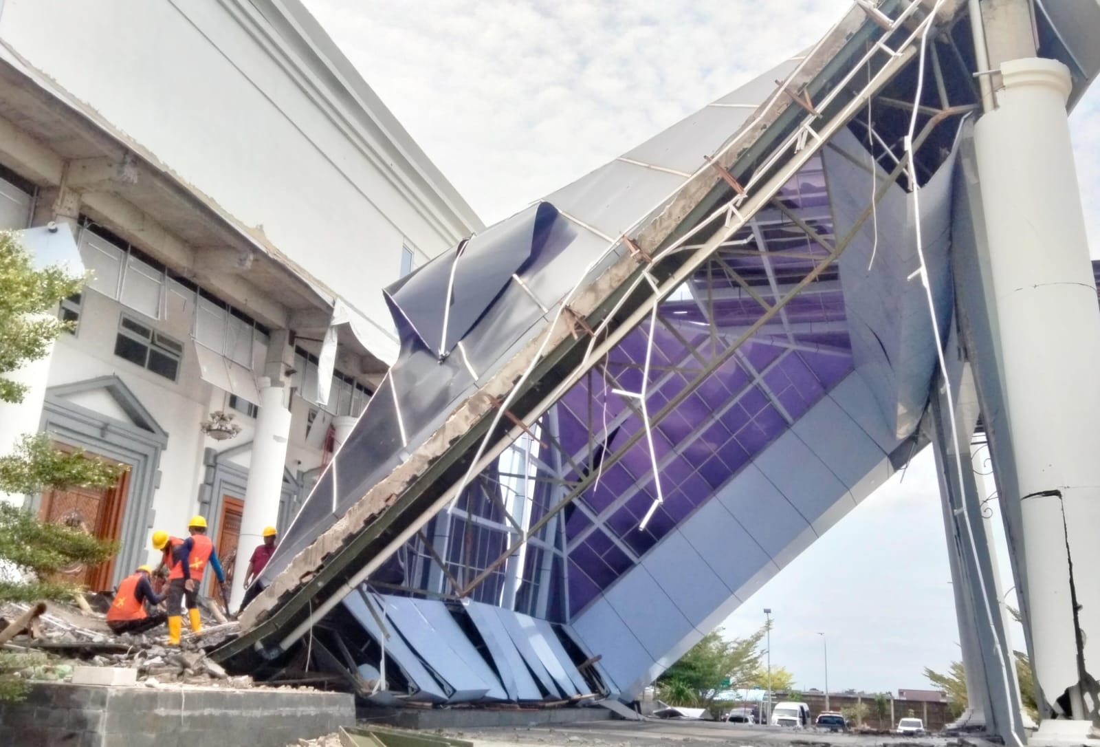 Garis Polisi Dicopot, Teras KPT Brebes Ambruk Akhirnya Dibongkar Total Untuk Diperbaiki