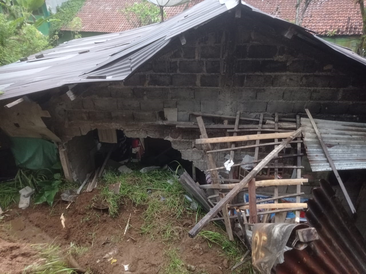 Tebing Setinggi 7 Meter Longsor, 1 Rumah di Wonosobo Rusak