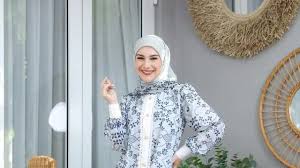 Referensi Ide Outfit Hijab Nuansa Floral Kekinian 2025, Penampilan Stylish Elegan Dijamin Anti-Norak