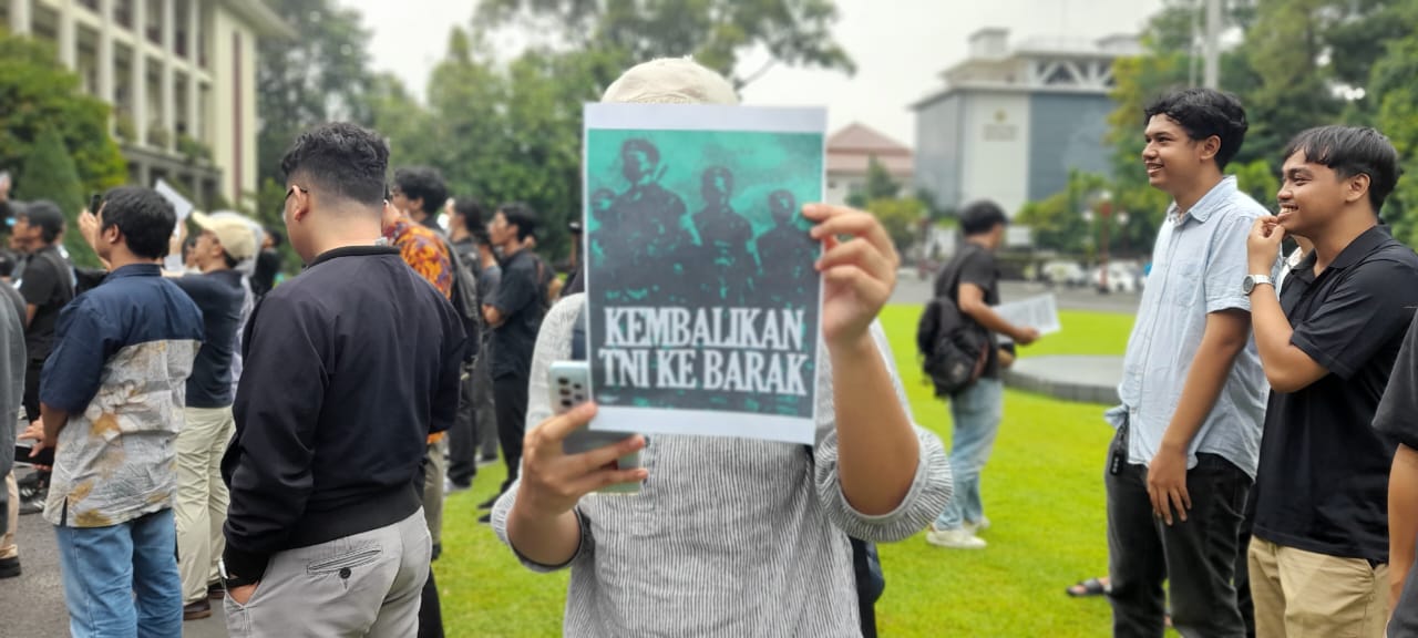 Ratusan Akademisi UGM Tuntut Batalkan Revisi UU TNI yang Tak Transaparan