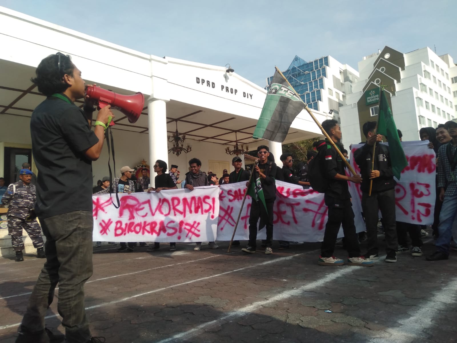 HMI Yogyakarta Demonstrasi Damai di DPRD DIY, Sampaikan 8 Tuntutan 