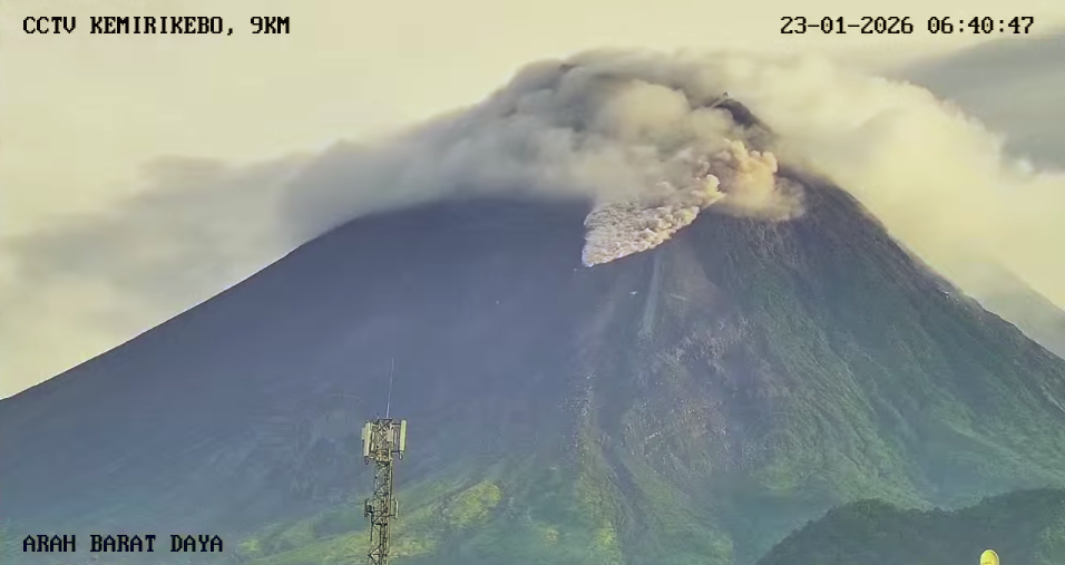 Awan Panas Guguran Terjadi di Gunung Merapi, Luncur 1 Kilometer ke Barat Daya