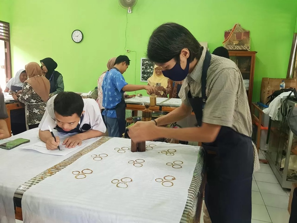 Tim Dosen UKDW Buka Peluang Kreasi Cipta Anak-anak Disabilitas Intelektual Melalui Kegiatan Art Therapy