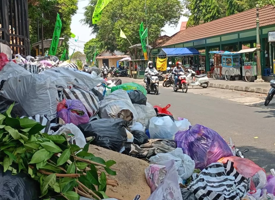 Pedagang Kuliner Keluhkan Sampah Menumpuk di Depo Lapangan Karang Kotagede Jogja