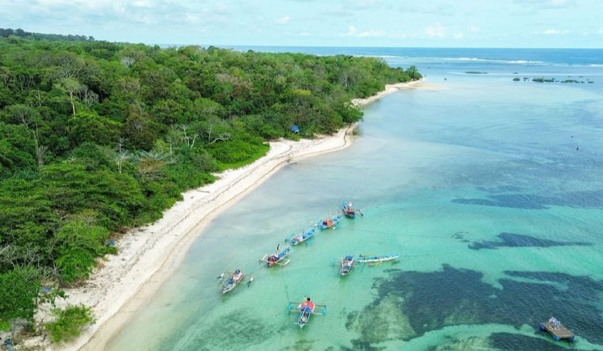 Wisata Seru Pantai Cijeruk Garut: Gradasi Warna Laut yang Menakjubkan, Cek Disini