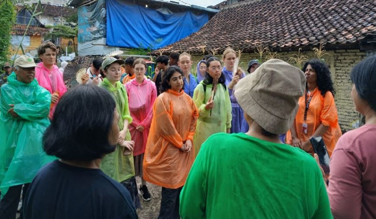 Jelajahi Pesona dan Belajar Urban Farming, Mahasiswa Monash University Kunjungi Kali Code Yogyakarta