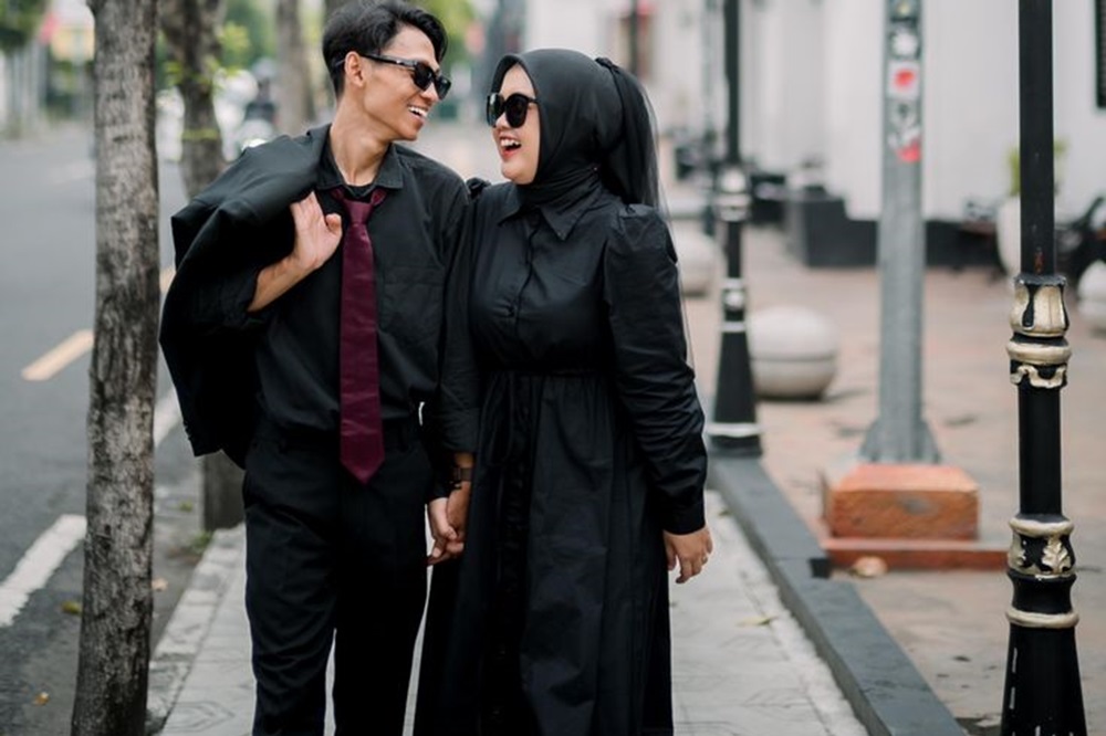 Berbagai Inspirasi Outfit Prewedding Casual Hitam, Style Simpel Tapi Tetap Berkesan