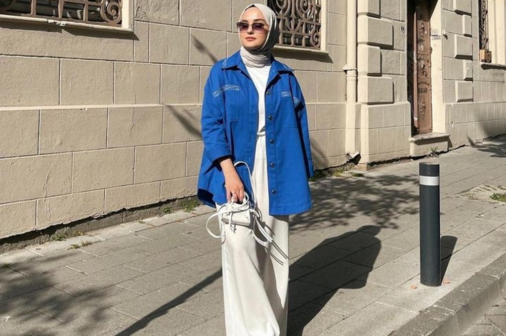 Berbagai Gaya Outfit Wanita Pakai Kemeja Biru Tua, Dari Gaya Chic hingga Effortless