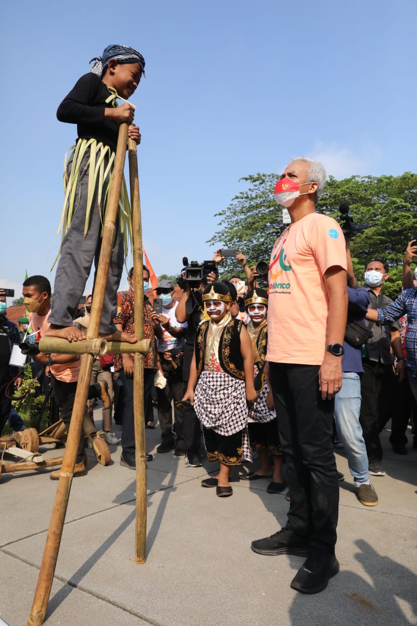 Naik Egrang, Diki Minta Hadiah Buku pada Ganjar