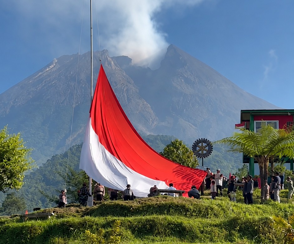Bendera Raksasa Kembali Berkibar di Bukit Klangon, Semangat Patriotisme dari Lereng Merapi