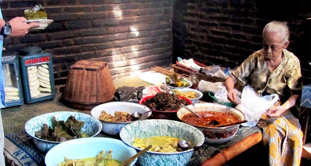 Rekomendasi Destinasi Kuliner Wajib di Gudeg Pawon yang Beroperasi pada Malam Hari