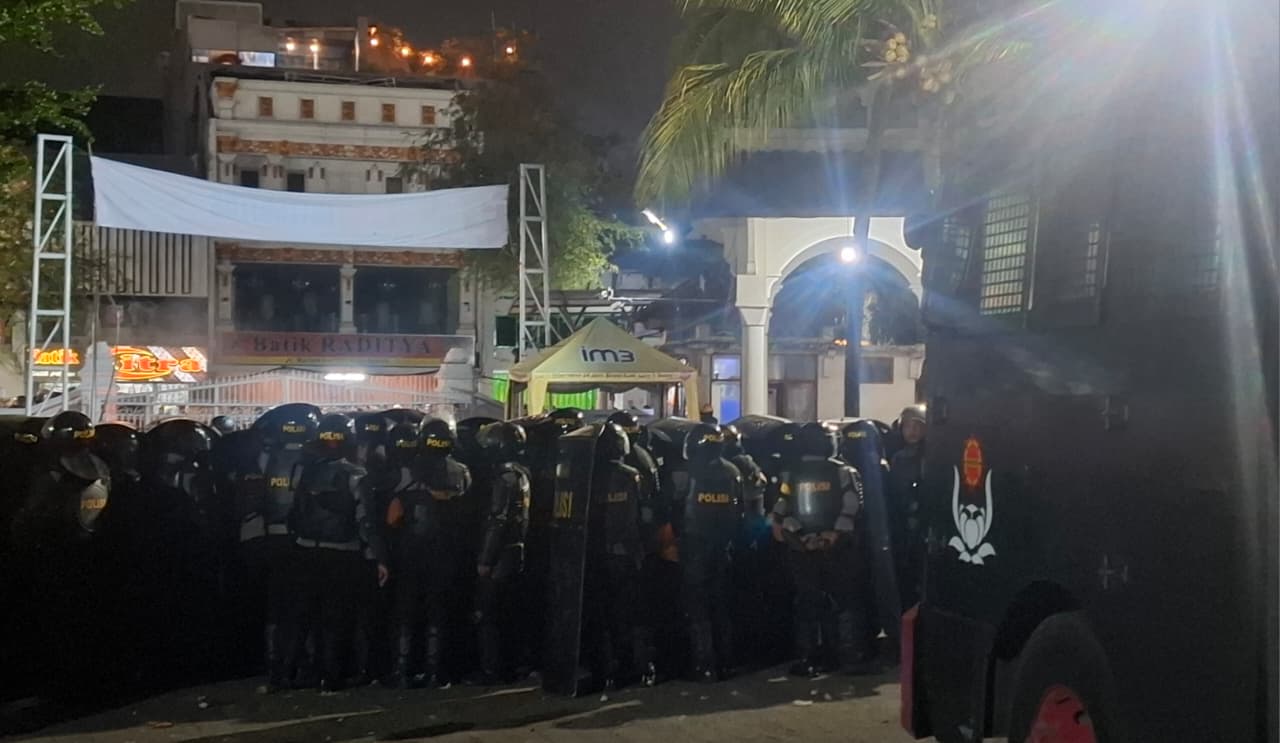 Kericuhan di DPRD DIY, Massa Lempar Petasan dan Batu Usai Aksi Hari Sumpah Pemuda