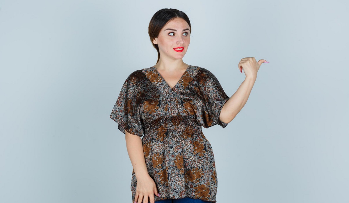 Tampilan Jadi Makin Feminin, Simak 5 Ide Bawahan Terbaik untuk Blouse dengan Motif Bunga