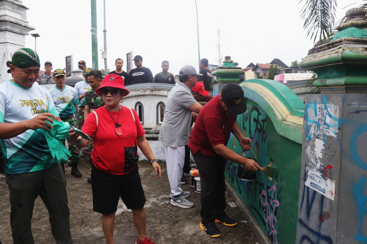 Tim Jogja Cling Lakukan Aksi Bersih-bersih Vandalisme di Jembatan Kleringan Kota Yogyakarta