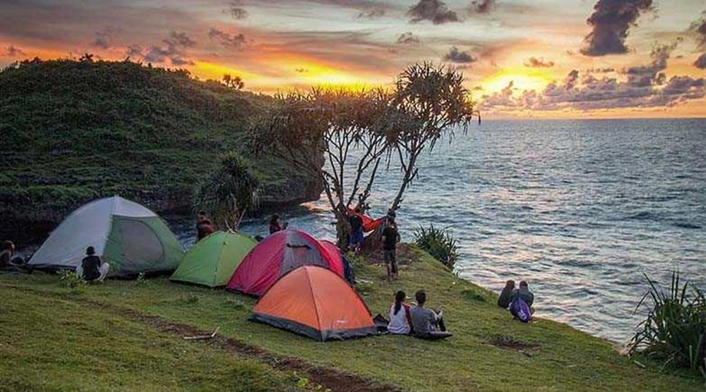 Wisata Terbaru 2024 Pantai Kesirat: Panorama Sunset dan Spot Camping Favorit Jogja