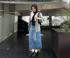 8 Ide Padu Padan Fashion Rok Jeans Untuk Hijab, Mix and Match Gaya Kekinian Paling Modis 2025